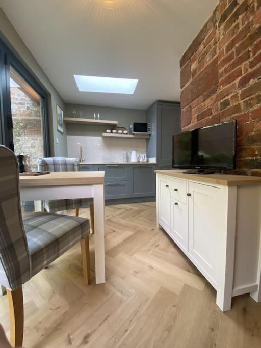 Stay In A Castle! Unique & Luxurious Historical Apartment, Self Contained, Free Parking & Wi-Fi Chester Esterno foto