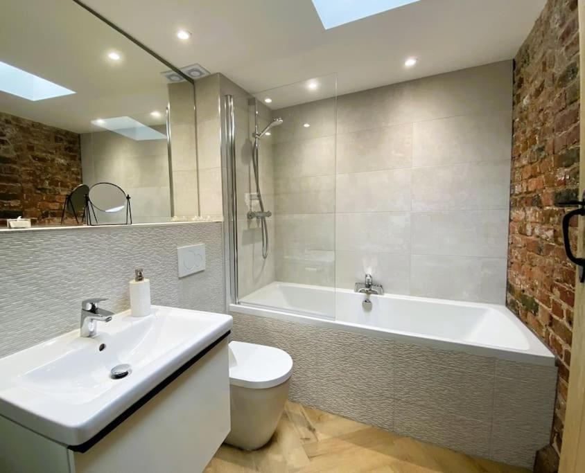 Stay In A Castle! Unique & Luxurious Historical Apartment, Self Contained, Free Parking & Wi-Fi Chester Esterno foto